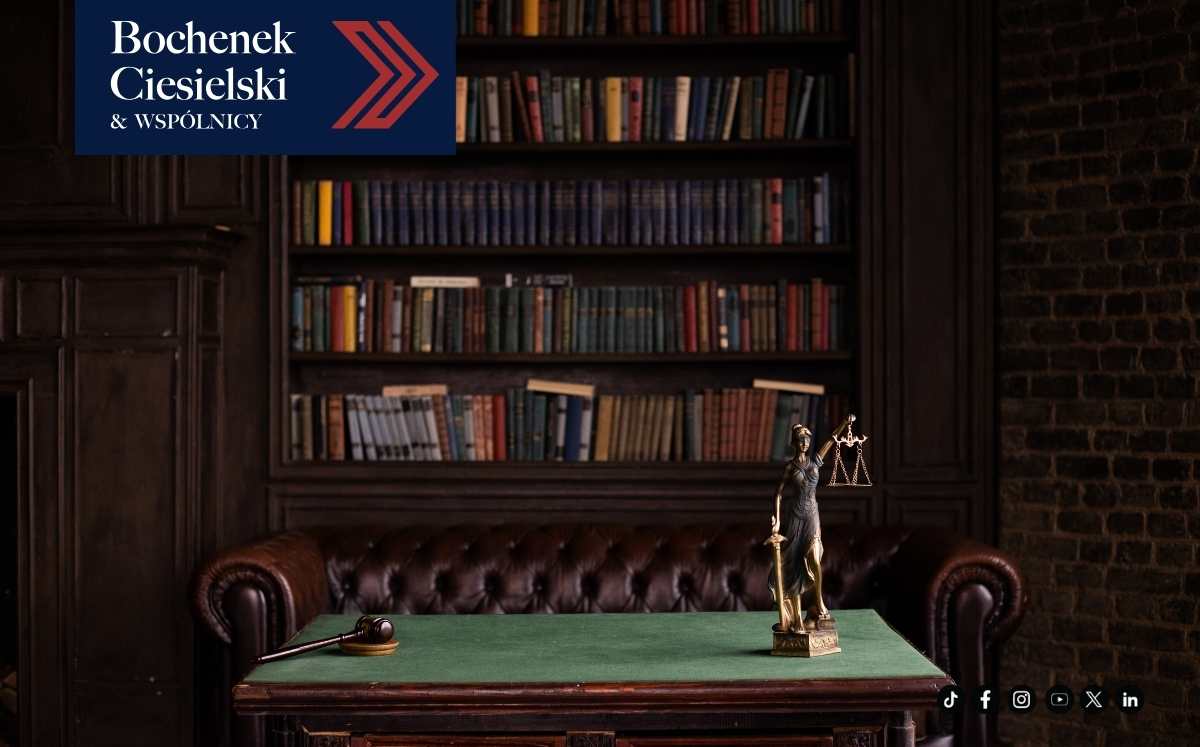 Eleganckie biuro prawnicze z biblioteką, młotkiem sędziowskim i figurką Temidy – nawiązanie do prawa bankowego i unieważnienia kredytów.