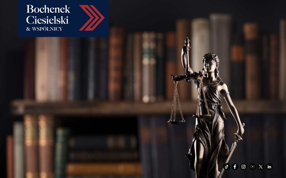 frankowicze-santander-wygrywaja-w-sadzie Zbliżenie na figurkę Temidy w eleganckim otoczeniu biblioteki prawniczej. Profesjonalna atmosfera podkreślająca specjalizację kancelarii.