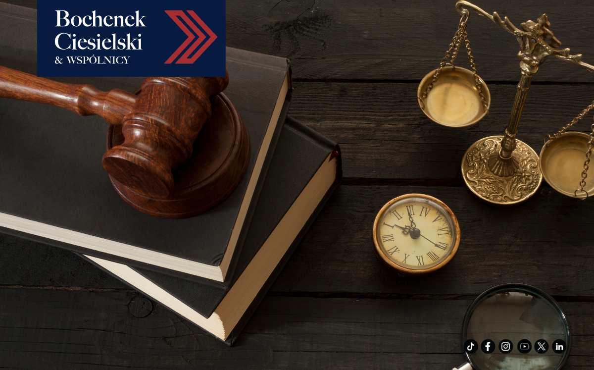 frankowicze-zwyciezaja-w-sadzie Młotek sędziowski i waga sprawiedliwości symbolizujące wygraną frankowiczów w procesie przeciwko Deutsche Bank