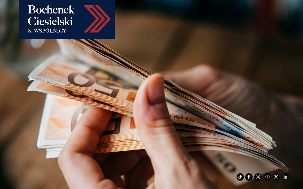 Zbliżenie na ręce liczące banknoty euro – temat dotyczący finansów i kredytów walutowych.