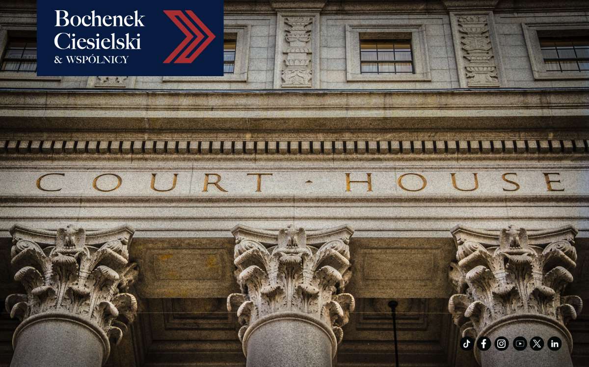 Fasada gmachu sądu z napisem "Court House" – symbol postępowań frankowych w polskich sądach.