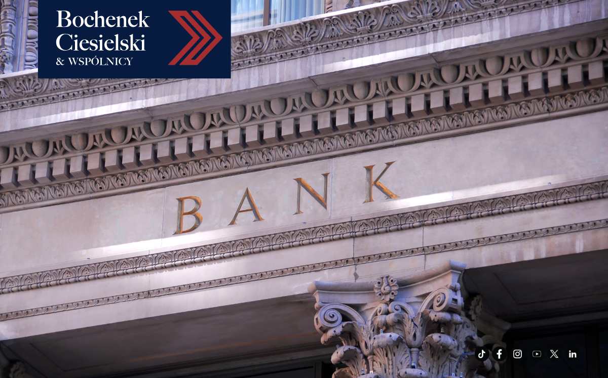 Elewacja budynku banku z napisem „BANK” – symbol instytucji finansowej w kontekście pozwów frankowych i przedawnienia roszczeń.