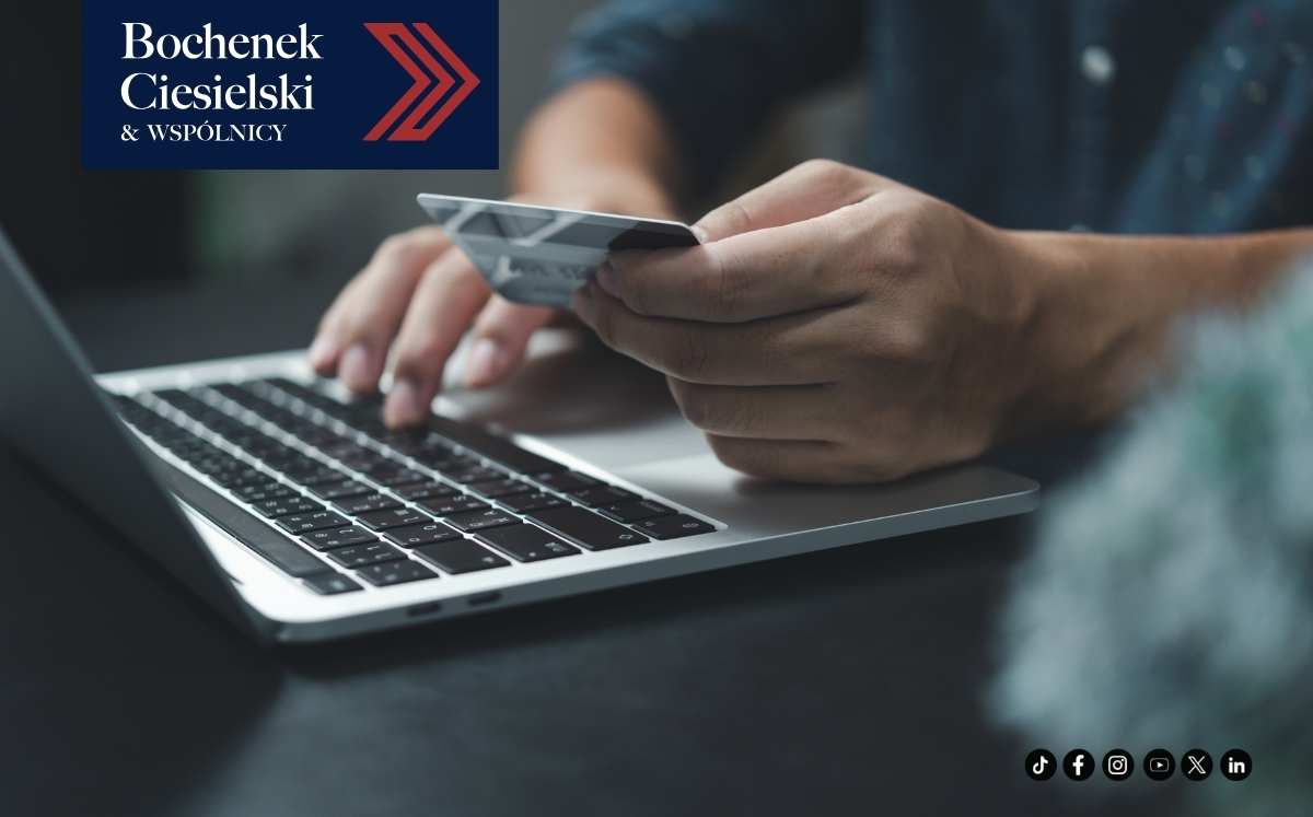 Mężczyzna płacący kartą online przy laptopie – ilustracja finansowych konsekwencji ugody frankowej, w tym potencjalnych zobowiązań podatkowych.