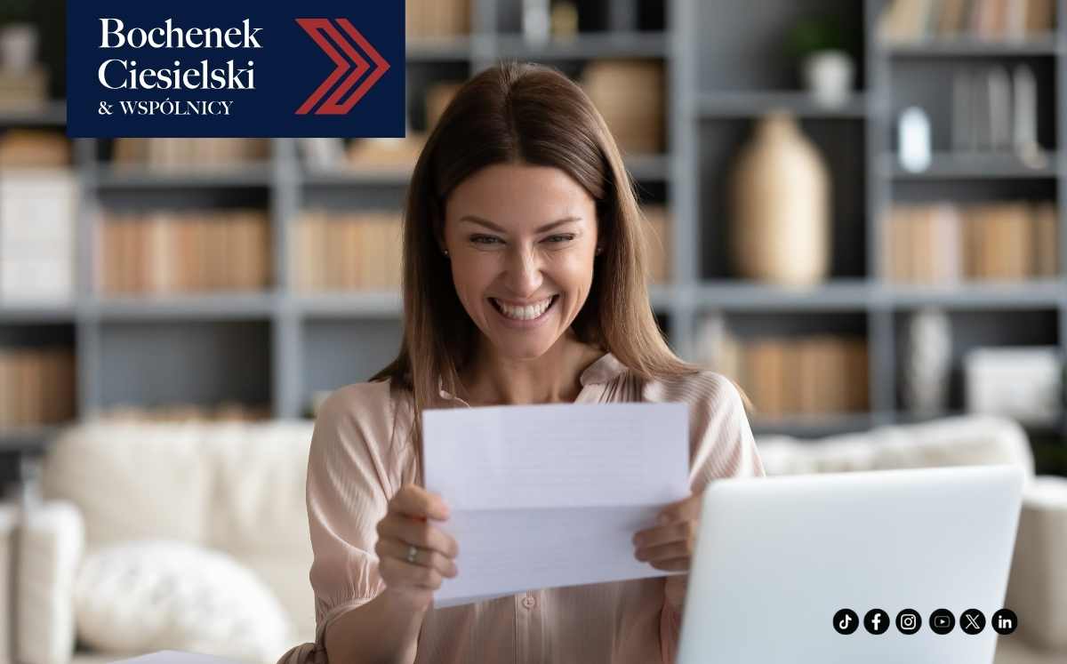 Prawnik podpisujący dokumenty – ilustracja do tematu: bank BNP Paribas pozywa klientów frankowych, konieczność odpowiedzi na pozew.
