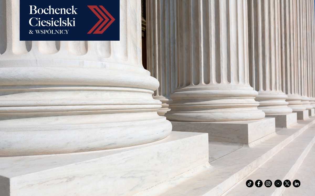 wygrana-z-bankiem-bph Kolumny sądu – symbol sprawiedliwości i prawa w kontekście zwycięstw frankowiczów w sądach.