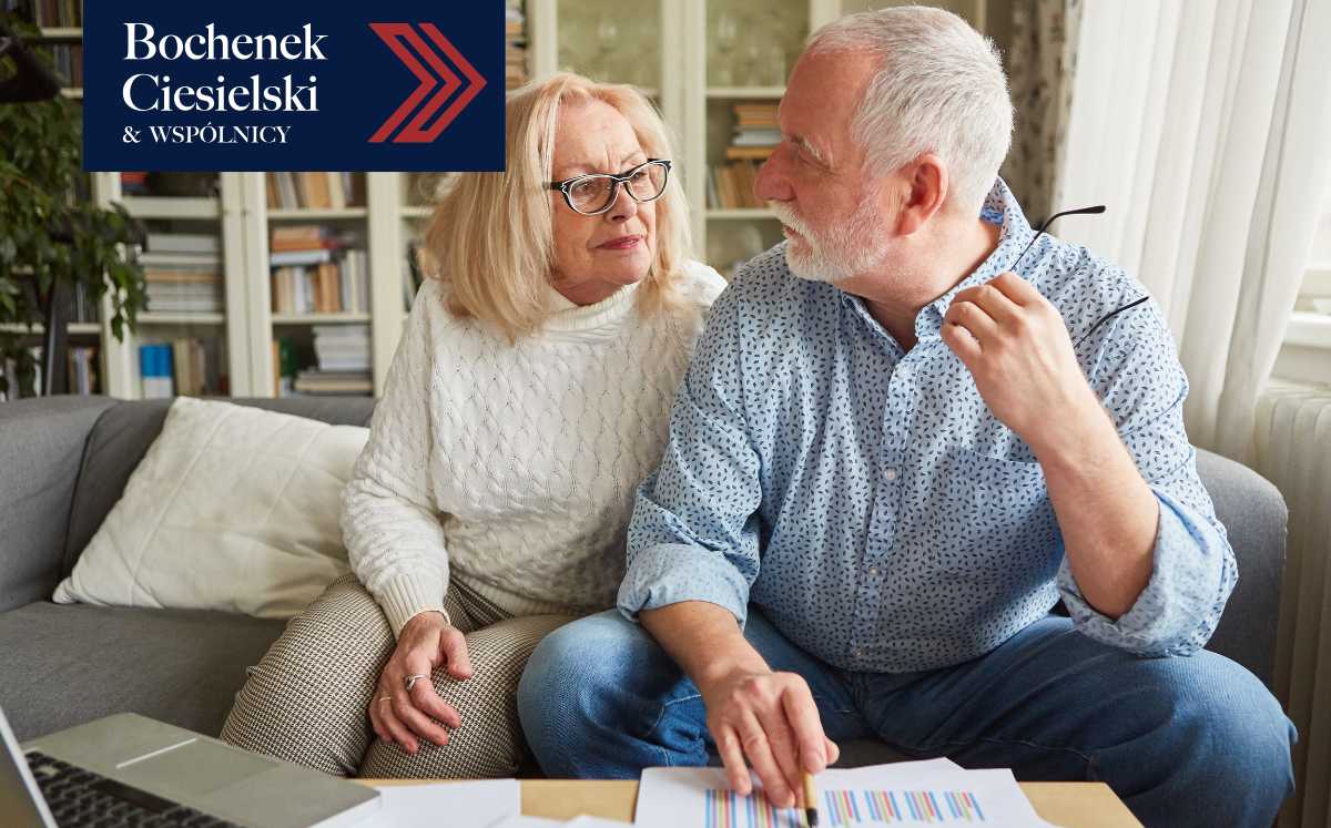 Para trzymająca dokumenty kredytowe – przygotowanie do procesu frankowego