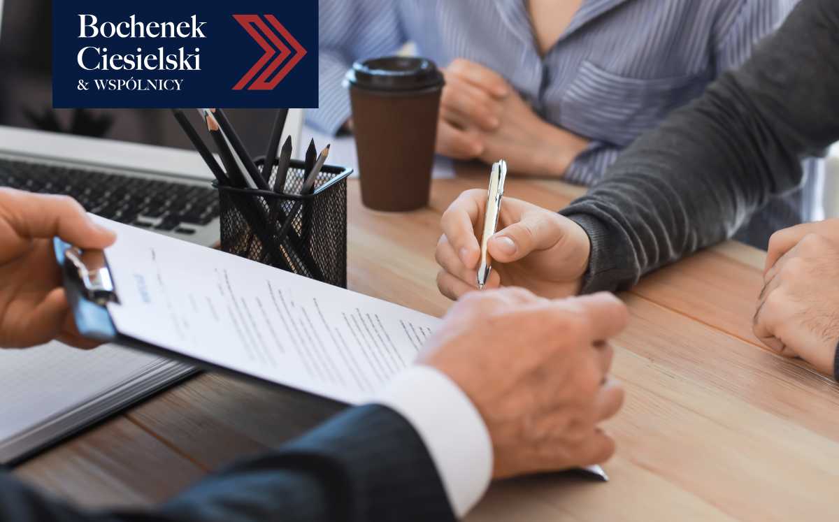 Mecenas konsultujący sprawę z klientem – analiza umowy przed procesem frankowym