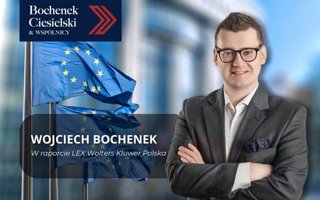 Prawnik Wojciech Bochenek na tle flag Unii Europejskiej i nowoczesnego budynku, obok logo kancelarii Bochenek Ciesielski & Wspólnicy.