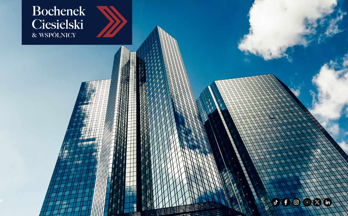 Szklane wieżowce bankowe na tle nieba – symbol instytucji finansowych.