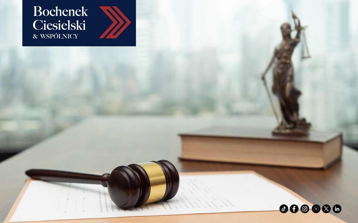 Młotek sędziowski na dokumencie prawnym, w tle figura Temidy i książki prawnicze – grafika kancelarii Bochenek Ciesielski & Wspólnicy.