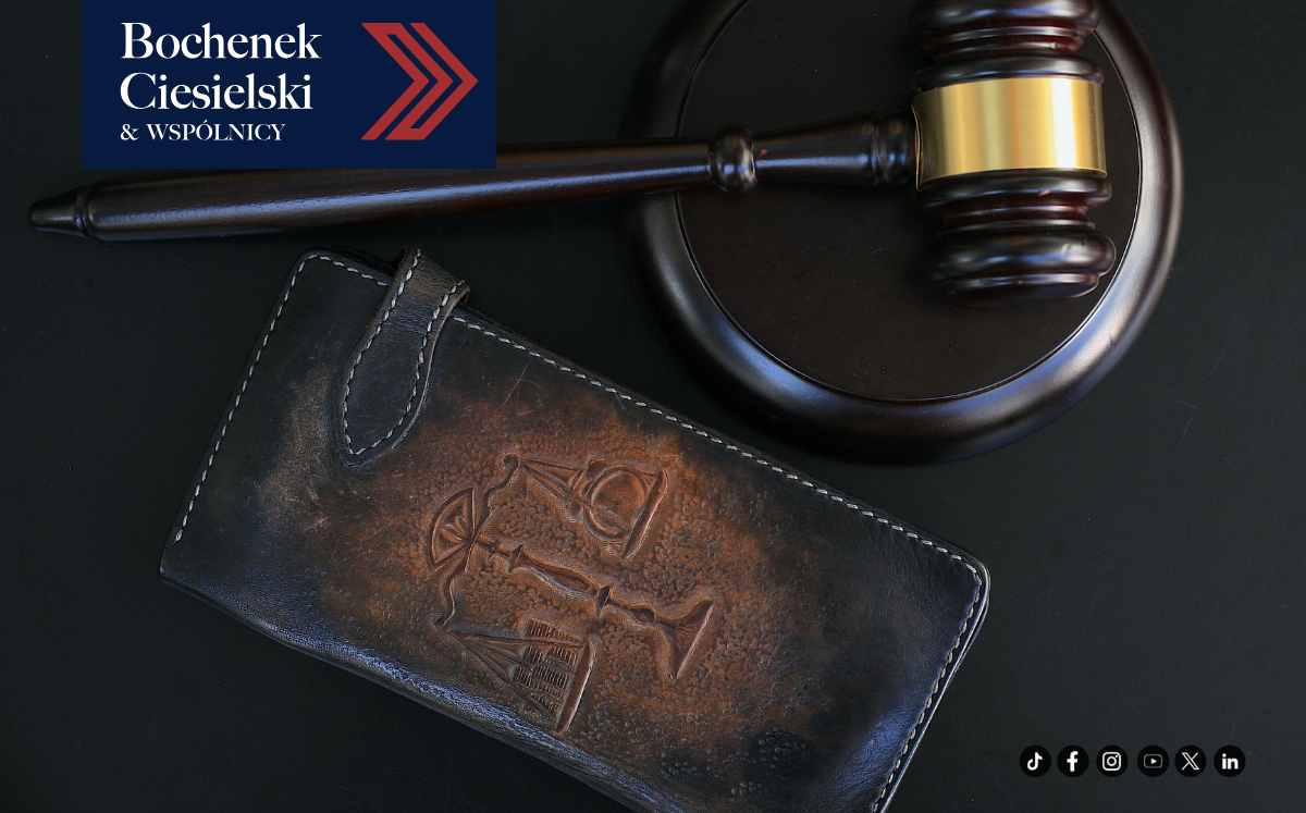 frankowicze-z-siedlec Symboliczna kompozycja prawnicza z młotkiem sędziowskim i etui z wytłoczonym motywem Temidy, obok logo kancelarii Bochenek Ciesielski & Wspólnicy.