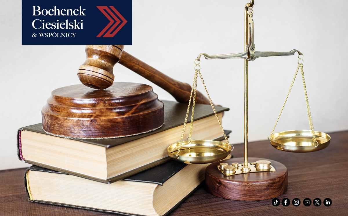 Młotek sędziowski, waga sprawiedliwości i książki prawnicze na drewnianym stole, z logo kancelarii Bochenek Ciesielski & Wspólnicy w lewym górnym rogu.