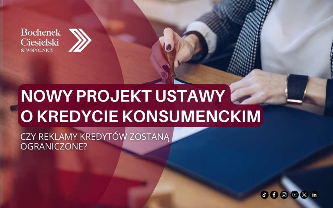 Kobieta podpisująca dokument przy biurku, na grafice widoczny napis: „Nowy projekt ustawy o kredycie konsumenckim – Czy reklamy kredytów zostaną ograniczone?” oraz logo kancelarii Bochenek Ciesielski & Wspólnicy.