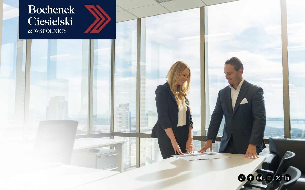 Prawniczka i prawnik omawiają dokumenty w nowoczesnym biurze kancelarii Bochenek Ciesielski & Wspólnicy
