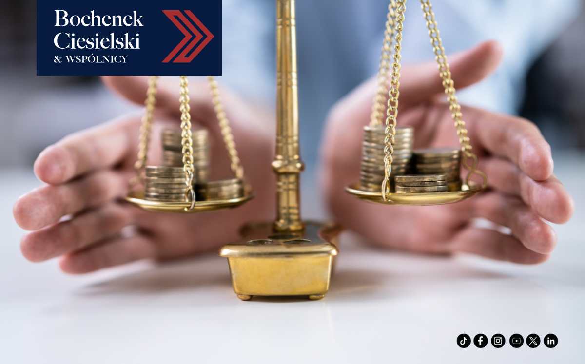 Waga z bilonem symbolizująca sprawiedliwość i równowagę finansową, z logo kancelarii Bochenek Ciesielski & Wspólnicy w tle.
