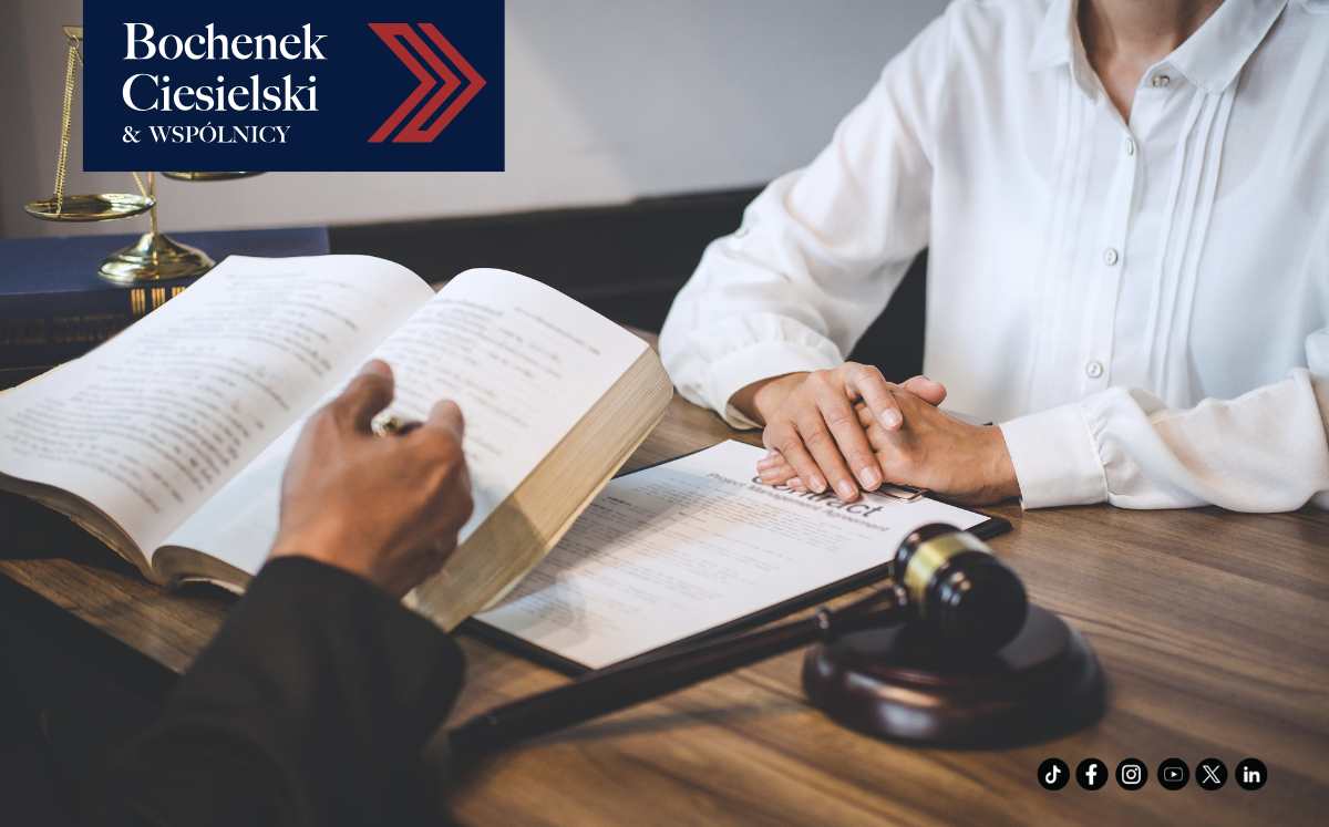 Spotkanie prawnika z klientem, wspólna analiza dokumentu i kodeksu prawa na tle kancelarii – doradztwo w sprawie kredytów CHF.