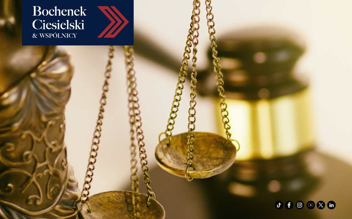 „Zbliżenie na wagę Temidy i sędziowski młotek, symbolizujące proces ugód w sprawach prawnych.”