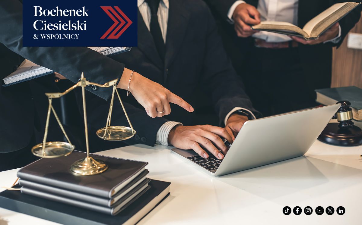 Prawnicy w kancelarii, złota waga, laptop