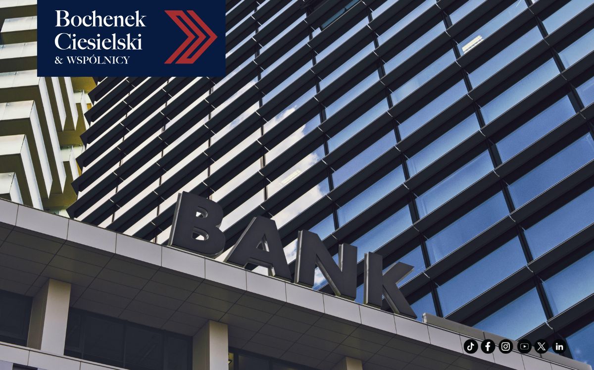 Fasada budynku z napisem bank