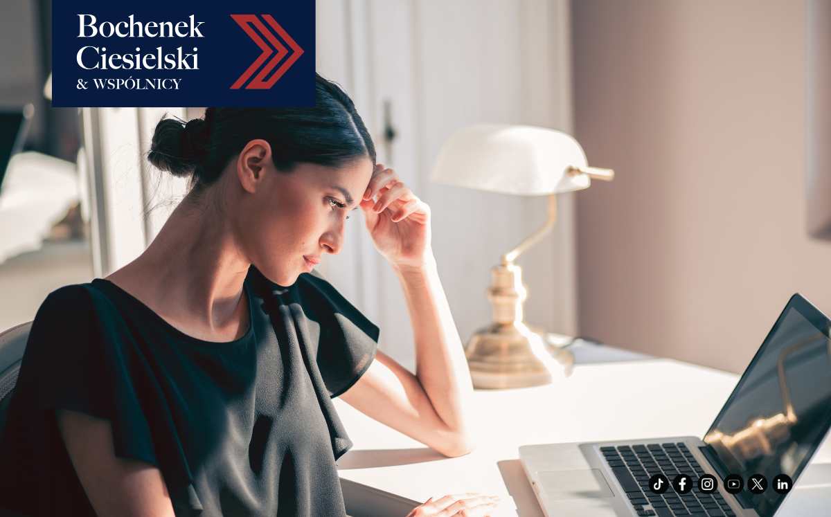 „Kobieta skupiona przed laptopem w jasnym biurze, analizująca dokumenty związane ze sprawami frankowymi.”