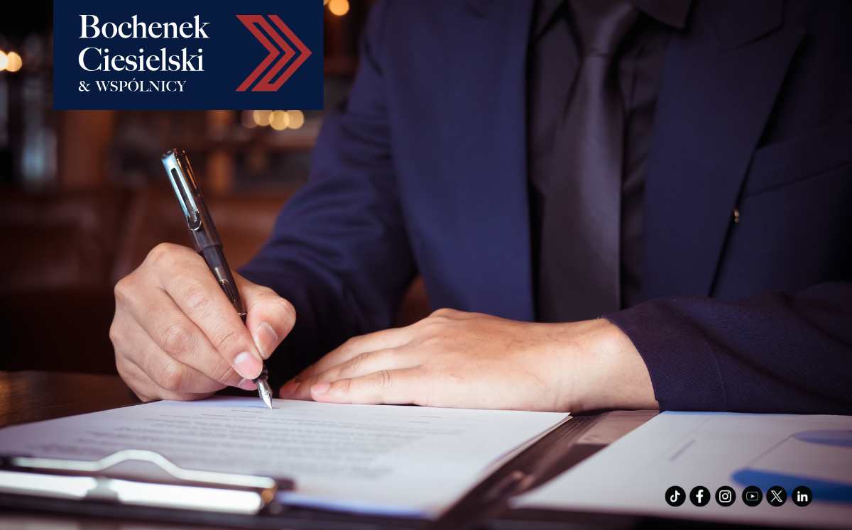 sankcja-kredytu-darmowego-oczekiwanie-na-tsue Dwie osoby analizujące dokument umowy kredytowej w kancelarii Bochenek Ciesielski & Wspólnicy.