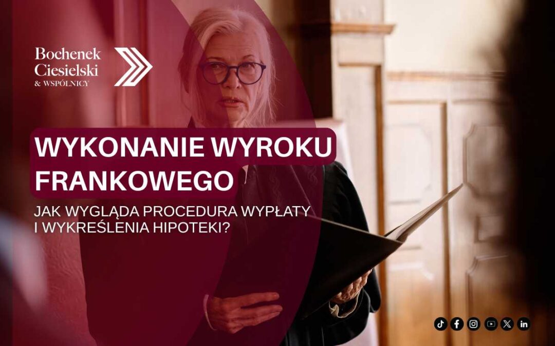 Sędzia w togach czytający wyrok w sali sądowej, na grafice tekst: "Wykonanie wyroku frankowego – Jak wygląda procedura wypłaty i wykreślenia hipoteki?"