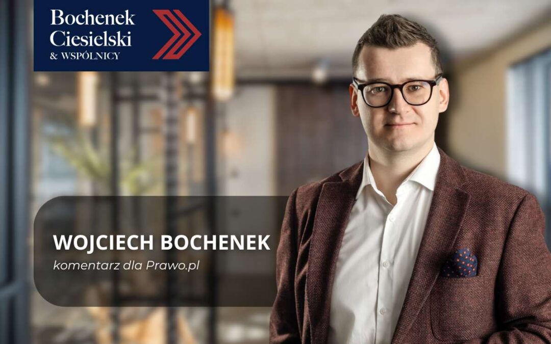 Mężczyzna w okularach, białej koszuli i bordowej marynarce stojący w biurze; na grafice tekst „Wojciech Bochenek, komentarz dla Prawo.pl”; logo kancelarii Bochenek Ciesielski & Wspólnicy w lewym górnym rogu.