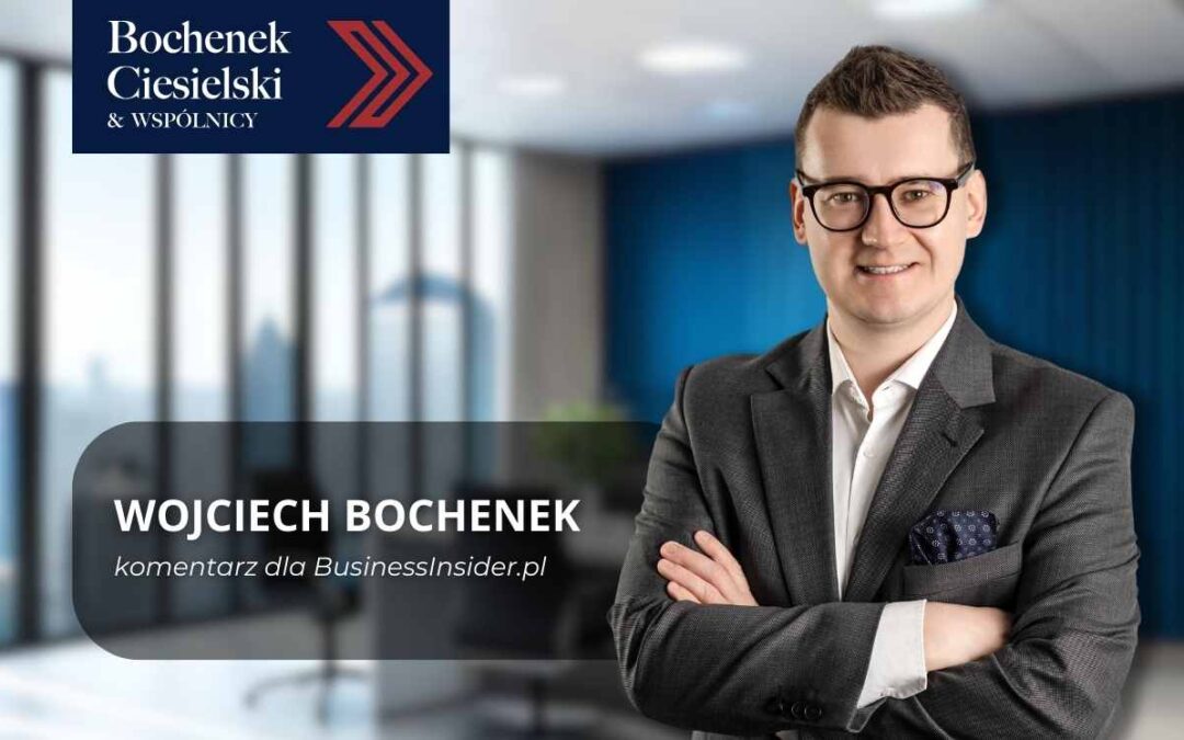 Wojciech Bochenek, prawnik z kancelarii Bochenek Ciesielski & Wspólnicy, pozuje w biurze z założonymi rękami. Napis: Wojciech Bochenek – komentarz dla BusinessInsider.pl.”