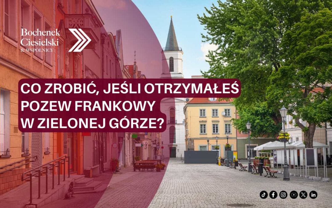 Rynek w Zielonej Górze z kościołem i kamienicami w tle. Na środku grafiki znajduje się napis: „Co zrobić, jeśli otrzymałeś pozew frankowy w Zielonej Górze?”. W lewym górnym rogu widnieje logo kancelarii Bochenek Ciesielski & Wspólnicy.