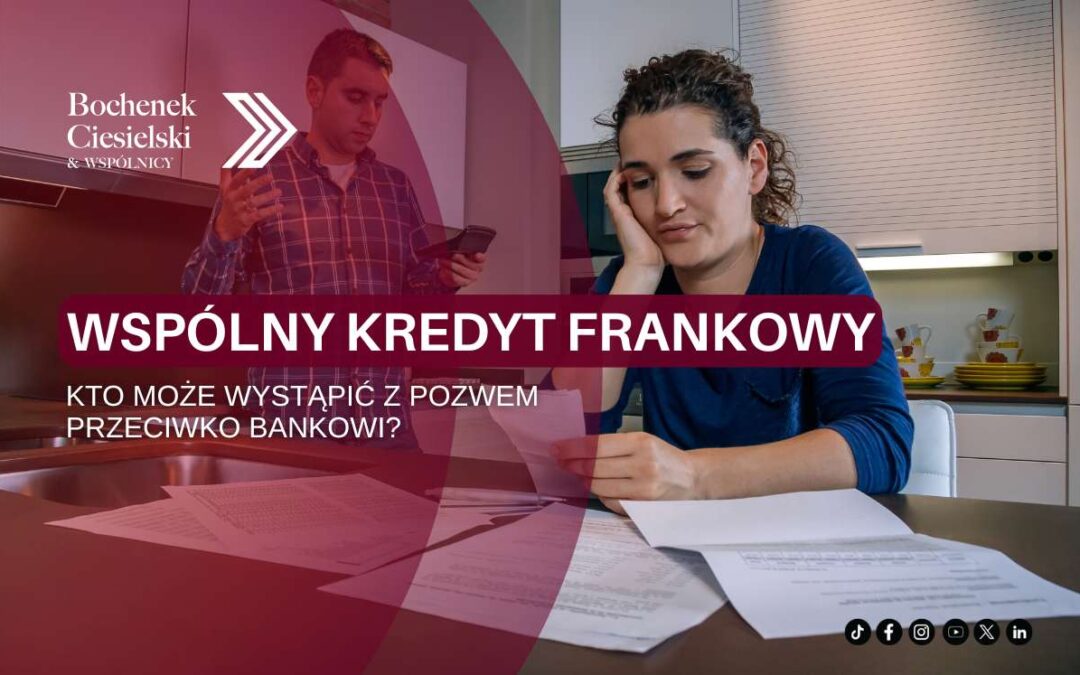 Para siedzi w kuchni przy stole z dokumentami, kobieta patrzy zmartwiona na papiery, a mężczyzna czyta coś z telefonu. Na grafice napis: „Wspólny kredyt frankowy. Kto może wystąpić z pozwem przeciwko bankowi?”.