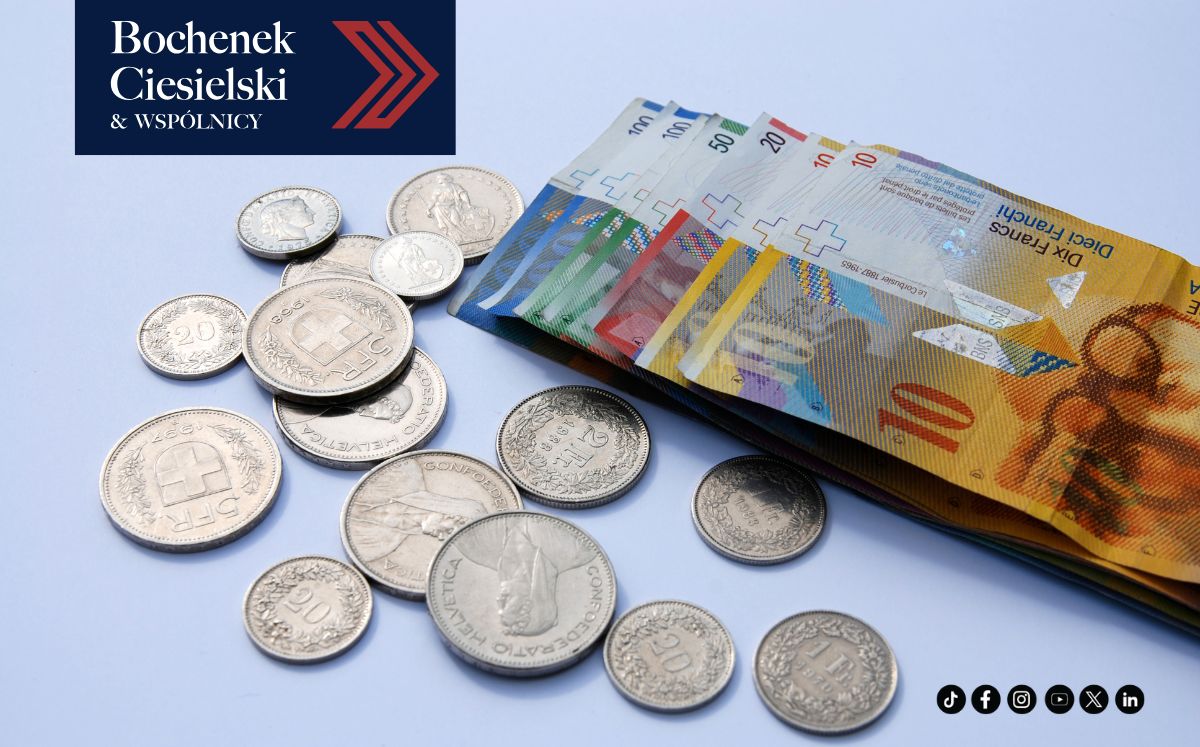 Banknoty i monety franków szwajcarskich rozłożone na stole. W lewym górnym rogu logo kancelarii Bochenek Ciesielski & Wspólnicy.