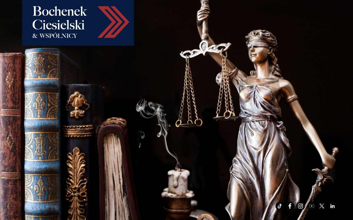 Figura Temidy – bogini sprawiedliwości – stojąca obok starych ksiąg prawniczych. Obraz symbolizuje równowagę i prawo. Logo Bochenek Ciesielski & Wspólnicy w lewym górnym rogu.