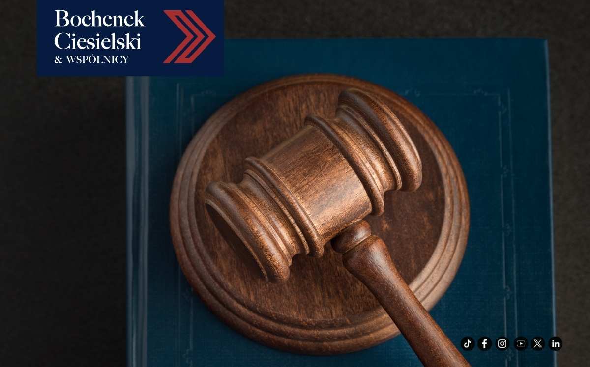 Drewniany młotek sędziowski leżący na książce prawniczej. Grafika z logo Bochenek Ciesielski & Wspólnicy – kancelaria prawna.