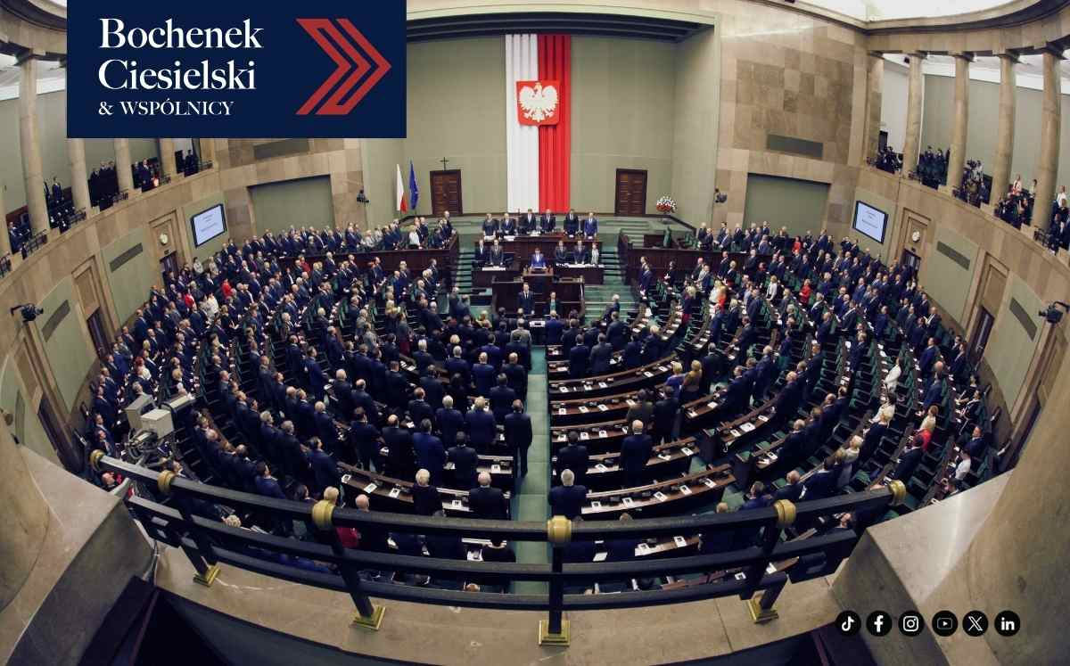Sala obrad polskiego sejmu podczas posiedzenia, z widocznym godłem Polski i flagą narodową, zdjęcie ilustracyjne do artykułu o ustawie frankowej.
