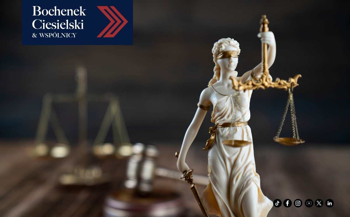 Figura Temidy z wagą i mieczem, w tle symbole prawa i logo kancelarii Bochenek Ciesielski & Wspólnicy.