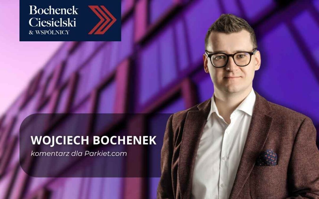 Mężczyzna w okularach i marynarce stoi na tle nowoczesnego, fioletowego budynku. Obok znajduje się napis „Wojciech Bochenek – komentarz dla Parkiet.com” oraz logo kancelarii Bochenek Ciesielski & Wspólnicy.