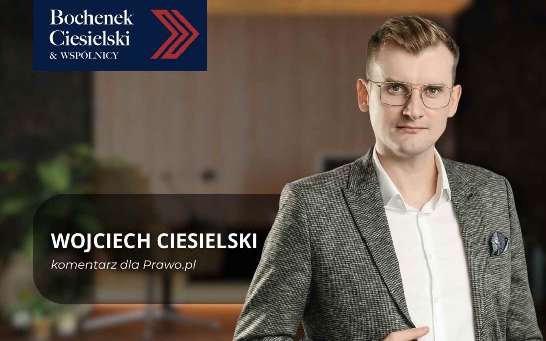 Budynek sądu z kolumnami i drzewami przed fasadą, logo kancelarii Bochenek Ciesielski & Wspólnicy w lewym górnym rogu.
