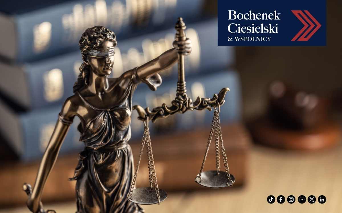 Figura Temidy z wagą w dłoni na tle książek prawniczych – symbol sprawiedliwości. Logo kancelarii Bochenek Ciesielski & Wspólnicy w prawym górnym rogu.