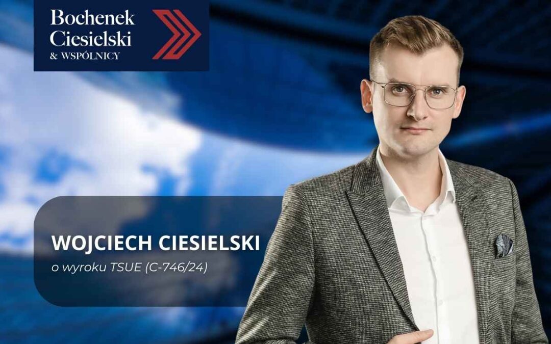 Portret elegancko ubranego mężczyzny w okularach na tle nowoczesnego, niebieskiego tła; po lewej stronie logo kancelarii Bochenek Ciesielski & Wspólnicy oraz napis o wyroku TSUE (C-746/24).