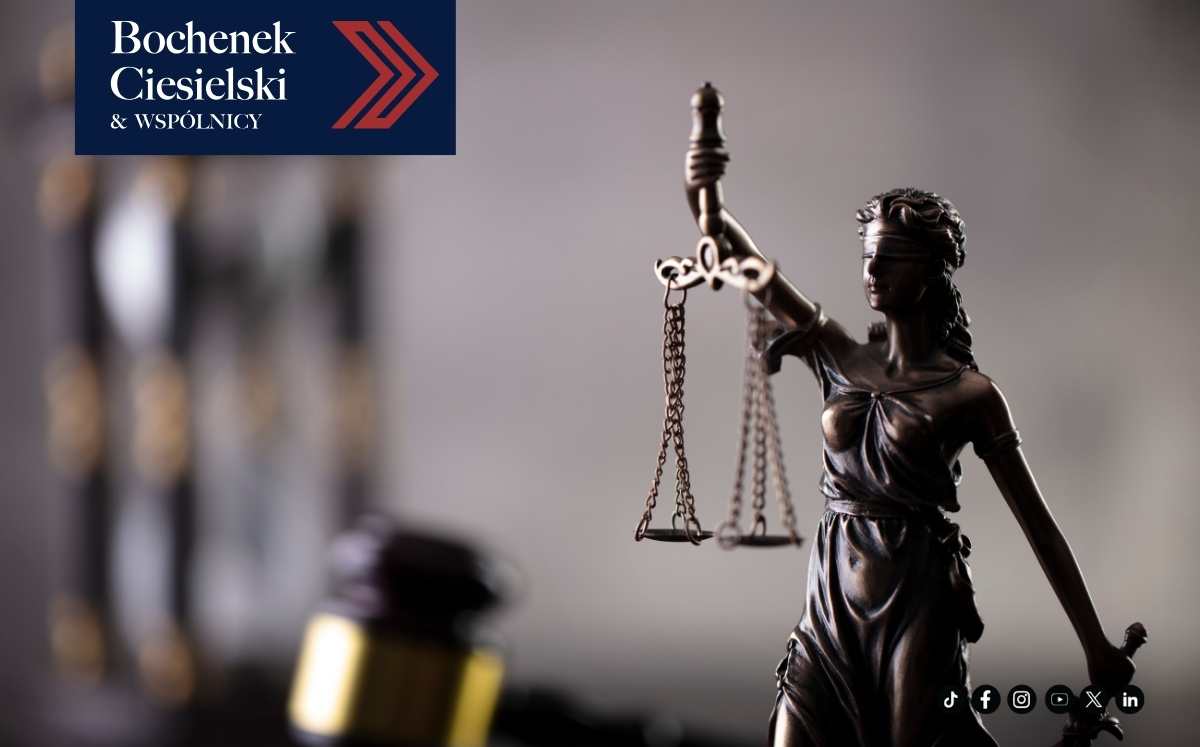 Figura Temidy z wagą w dłoni symbolizująca sprawiedliwość. W tle młotek sędziowski. W lewym górnym rogu logo kancelarii Bochenek Ciesielski & Wspólnicy.
