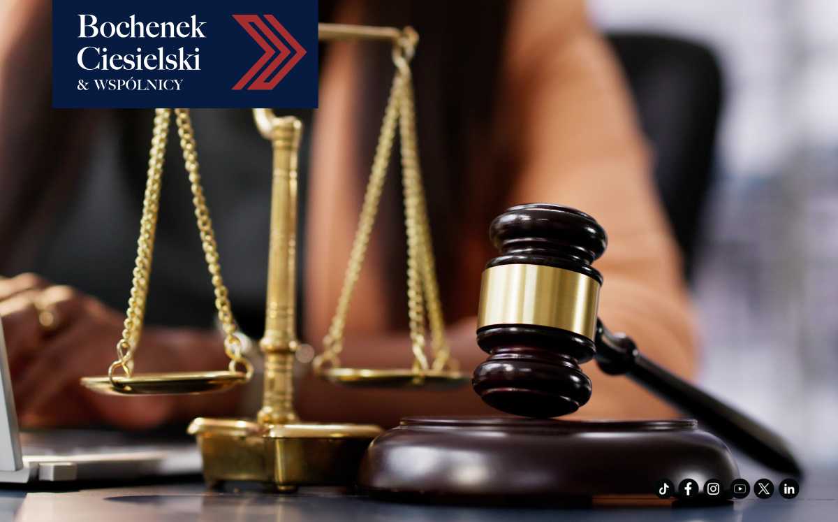 Młotek sędziowski i waga sprawiedliwości na biurku prawnika, logo Bochenek Ciesielski & Wspólnicy.