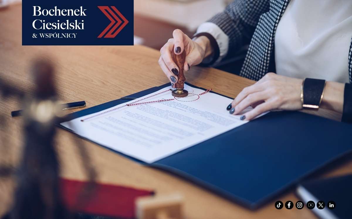 Prawnik stempluje oficjalny dokument w kancelarii – Bochenek Ciesielski & Wspólnicy.