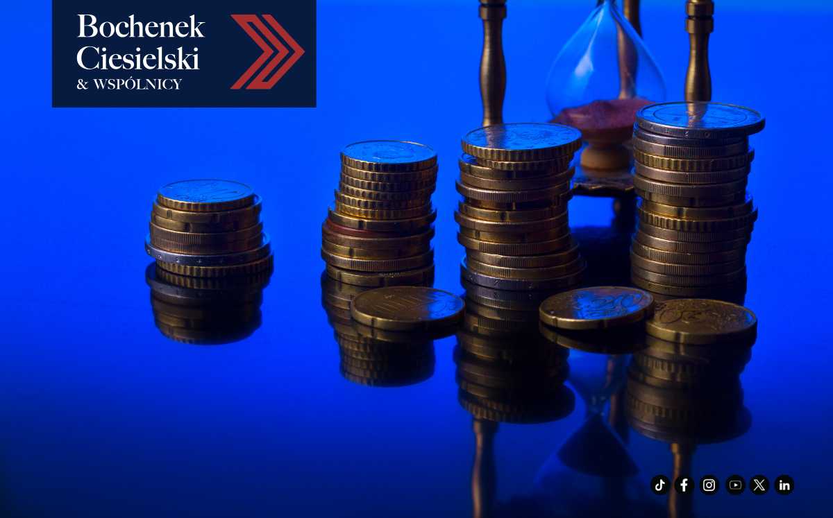 Stosy monet i klepsydra symbolizujące czas i pieniądze, na tle niebieskiego tła, z logo Bochenek Ciesielski & Wspólnicy.