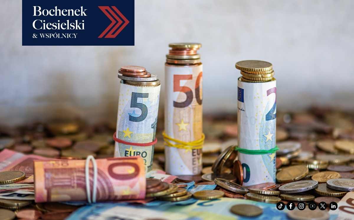 Figura Temidy z wagą, stare księgi prawnicze na tle ciemnego tła – symbol prawa i sprawiedliwości, Bochenek Ciesielski & Wspólnicy
