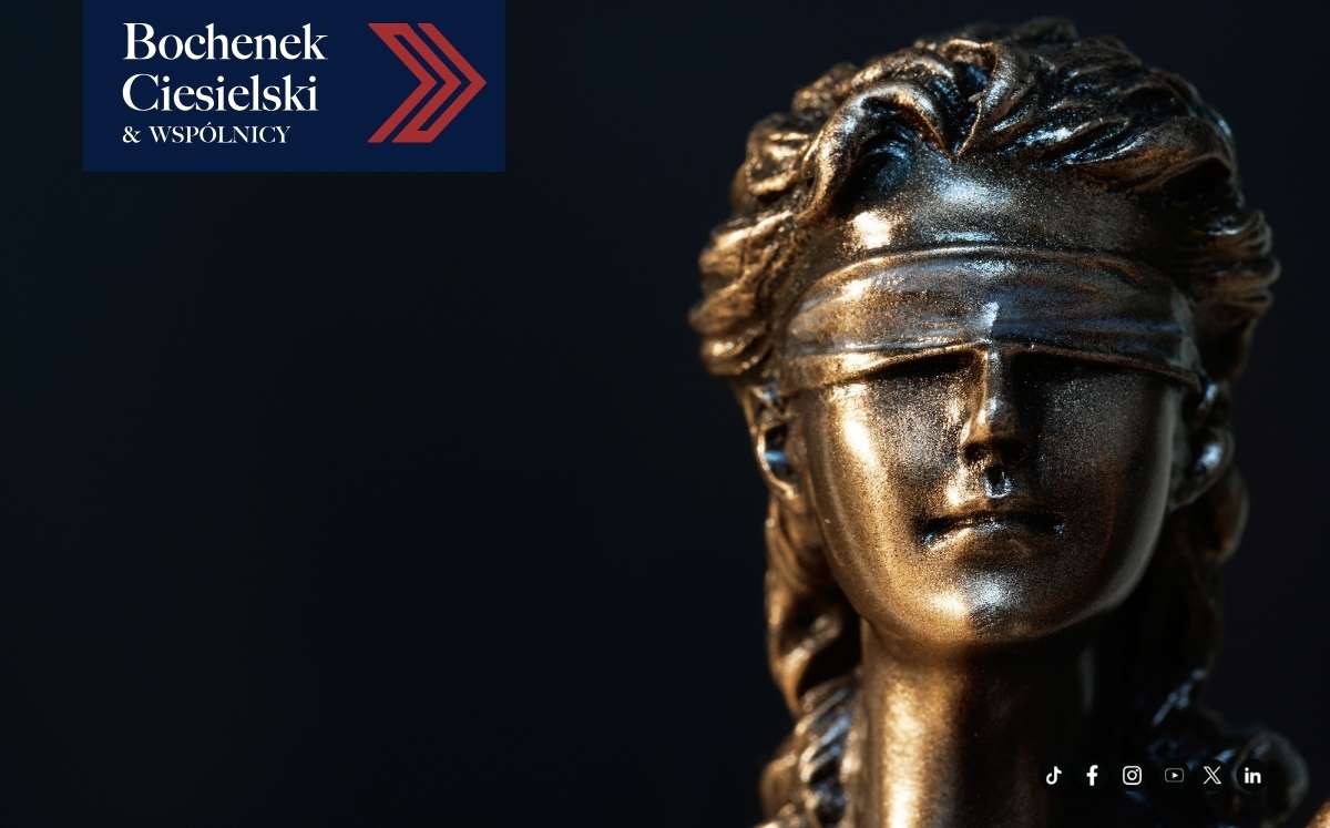 Waga symbolizująca sprawiedliwość na jasnym tle oraz logotyp kancelarii Bochenek Ciesielski & Wspólnicy.