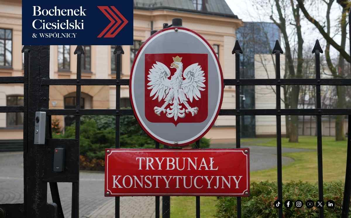 Siedziba Trybunału Konstytucyjnego w Warszawie – godło Polski na ogrodzeniu, w tle budynek sądu