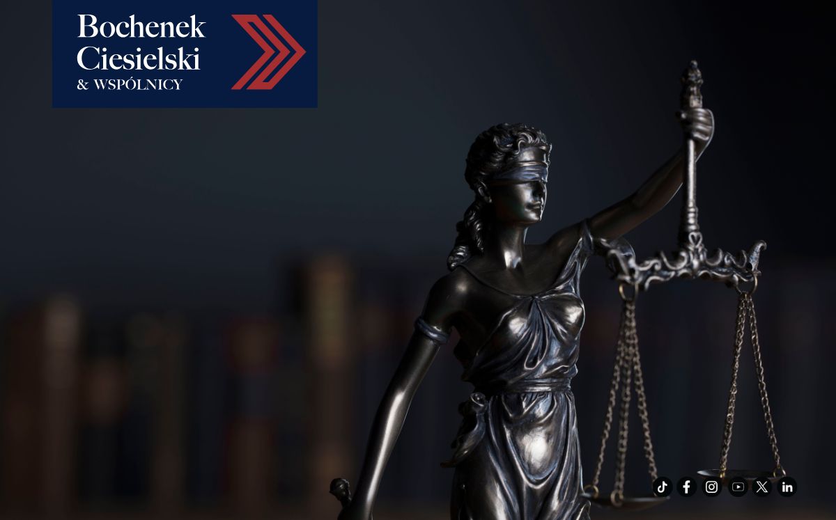 Metalowa figura Temidy z wagą na ciemnym tle biblioteczki; w lewym górnym rogu logo „Bochenek Ciesielski & Wspólnicy”.