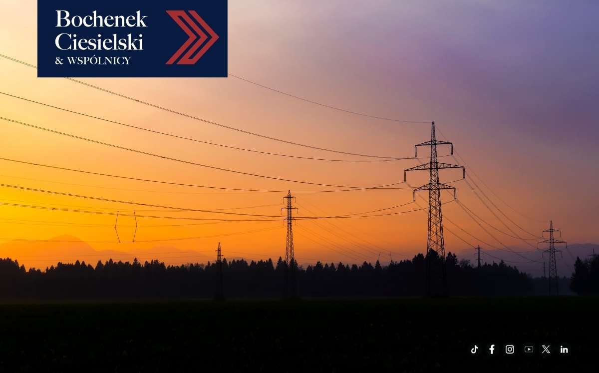 Linie wysokiego napięcia i słupy energetyczne na tle zachodu słońca, grafika z logo Bochenek Ciesielski & Wspólnicy
