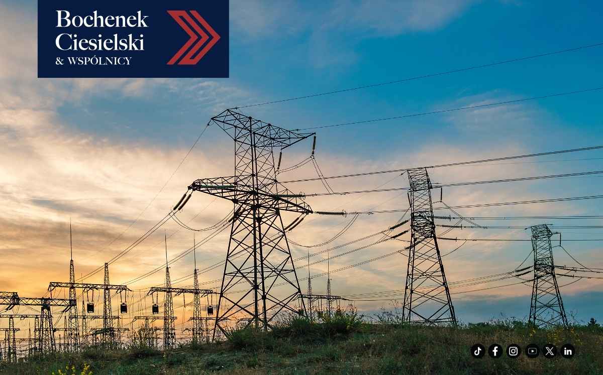 Panorama słupów i linii wysokiego napięcia na łące o zachodzie słońca. W lewym górnym rogu znajduje się logotyp Bochenek Ciesielski & Wspólnicy, a w prawym dolnym rogu zestaw ikon mediów społecznościowych.