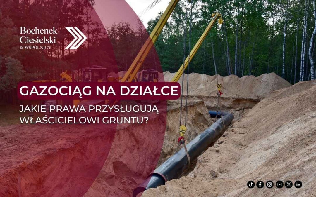 Duża rura gazociągu umieszczona w głębokim wykopie podczas prac instalacyjnych na terenie budowy.